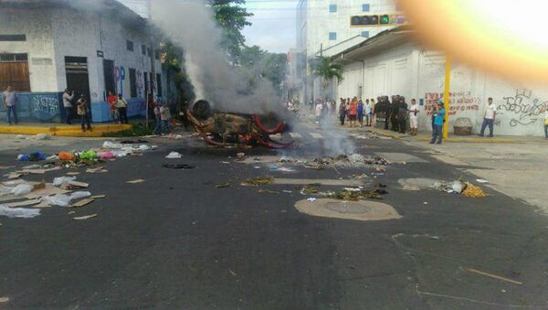 Imagen de carro incendiado entre calles Tacna y Sargento Lores esta mañana durante paro en Iquitos - Sputnik Mundo