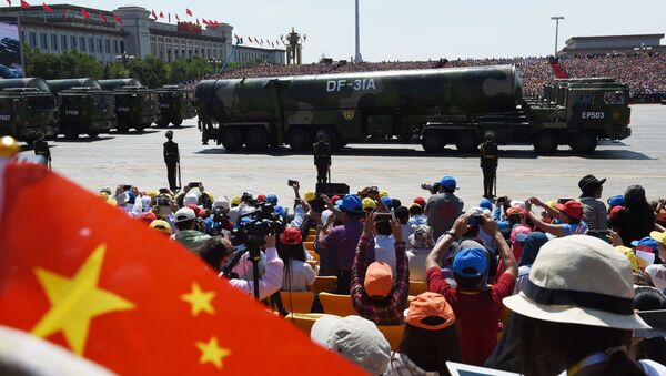 Los vehículos militares llevan los misiles chinos DF-31A durante el desfile militar en Pekín (archivo) - Sputnik Mundo