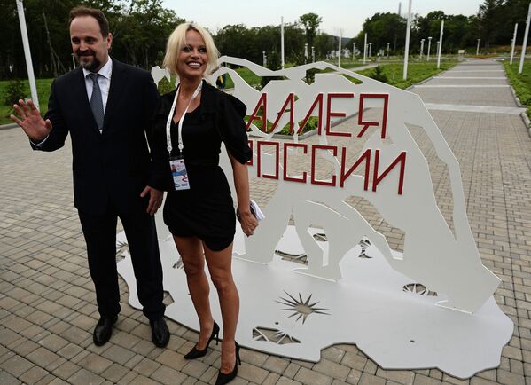 Pamela Anderson conoce el “país de líderes fuertes” - Sputnik Mundo