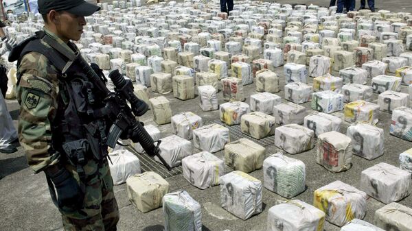 A Colombian soldier custodies packages of cocaine 01 May, 2007, in Bahia Malaga, department of Valle del Cauca, Colombia. - Sputnik Mundo