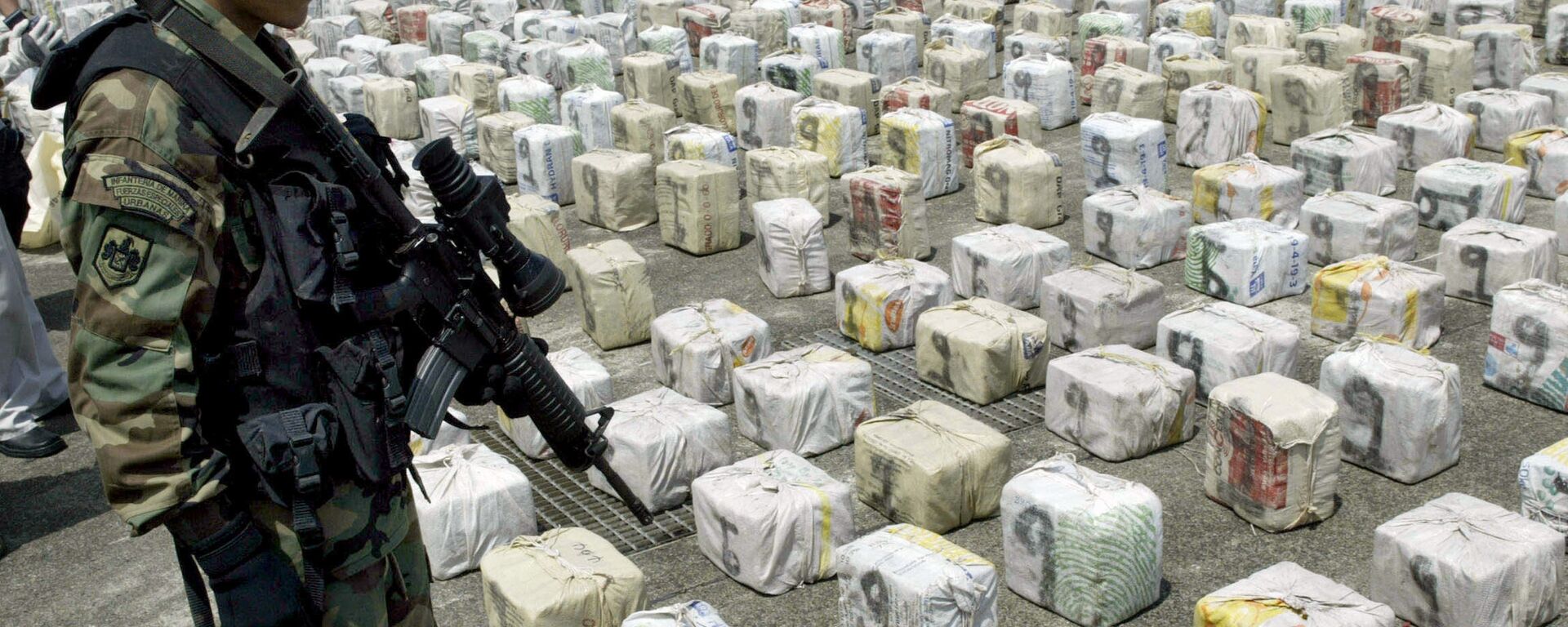 A Colombian soldier custodies packages of cocaine 01 May, 2007, in Bahia Malaga, department of Valle del Cauca, Colombia. - Sputnik Mundo, 1920, 23.11.2021