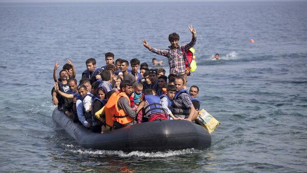 Refugiados sirios y afganos llegan a Grecia - Sputnik Mundo