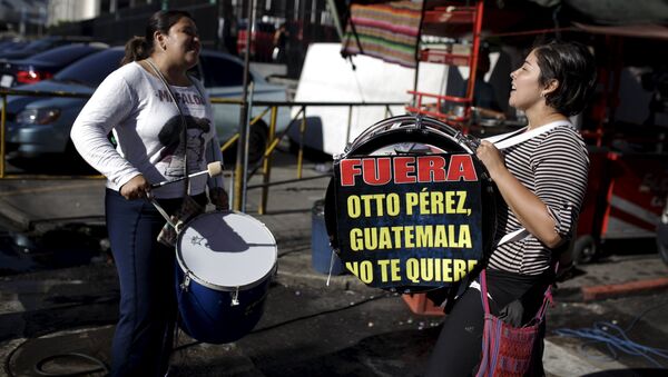 Manifestantes contra el ex presidente de Guatemala, Otto Pérez, están cerca del palacio de justicia de Guatemala - Sputnik Mundo