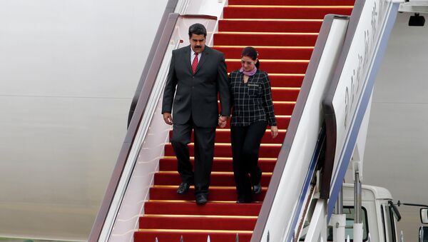 El presidente de Venezuela, Nicolás Maduro, y la primera dama del país, Cilia Flores, llegan a China - Sputnik Mundo