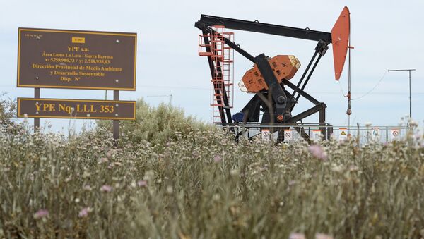 Extracción de petróleo de petrolera argentina YPF en Loma La Lata - Sputnik Mundo