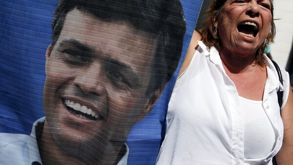 Participante de las manifestaciones con un retrato de Leopoldo López (archivo) - Sputnik Mundo