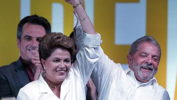 Brazil's President Dilma Rousseff celebrates with Brazil’s Former President Luiz Inacio Lula da Silva at a press conference in a hotel in Brasilia, Brazil, Sunday, Oct. 26, 2014. - Sputnik Mundo