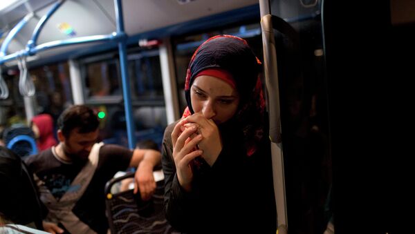 Una mujer en un autobús cerca de estación Keleti en Budapest - Sputnik Mundo