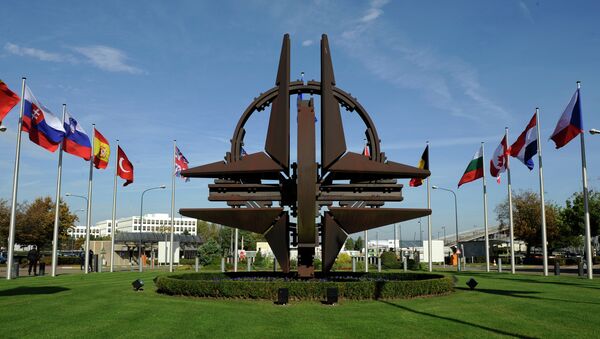 Emblema de la OTAN cerca de la sede en Bruselas, Bélgica - Sputnik Mundo