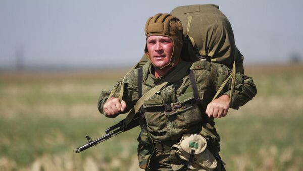 Militar ruso durante ejercicios (archivo) - Sputnik Mundo