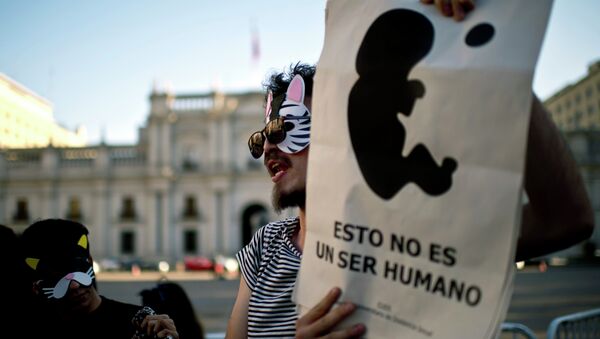 Manifestación a favor de la aborto delante del Palacio de La Moneda - Sputnik Mundo