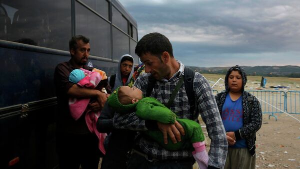 Refugiados sirios cerca de la frontera griega con Macedonia - Sputnik Mundo