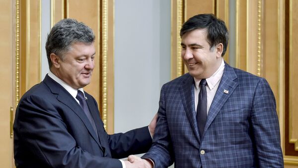 El presidente de Ucrania, Petró Poroshenko y el expresidente de Georgia y exgobernador de la ciudad ucraniana de Odesa, Mijaíl Saakashvili (archivo) - Sputnik Mundo
