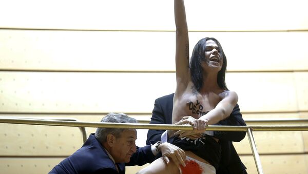 Activista de Femen en el Senado de España - Sputnik Mundo