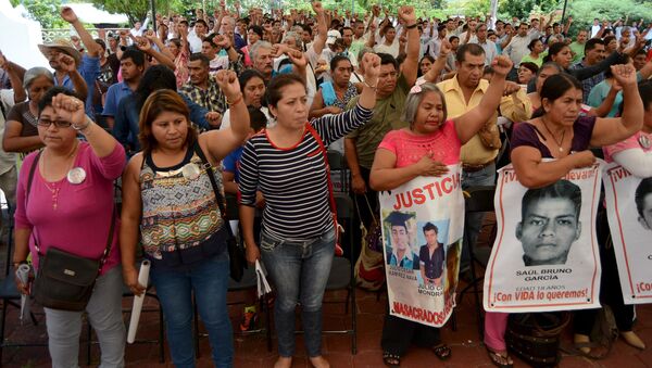 Familiares y amigos de los estudiantes desaparecidos en Ayotzinapa durante el encuentro con los miembros de CIDH, el 8 de septiembre, 2015 - Sputnik Mundo
