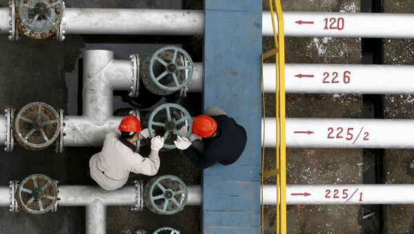 Trabajadores de una refineria de petróleo en Jingmen, China - Sputnik Mundo