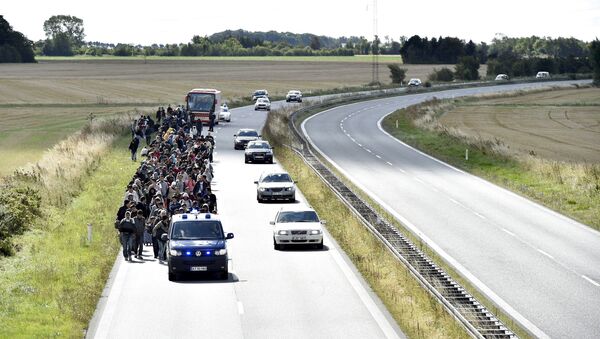 Migrantes sirios en el camino a Dinamarca - Sputnik Mundo