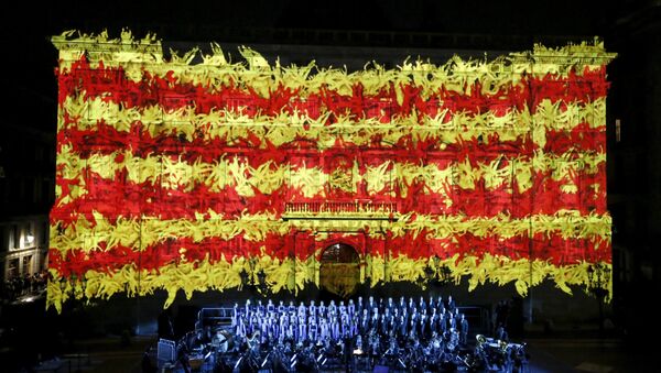 Bandere nacional de Cataluña en la fachada del palacio de la Generalidad durante una ceremonia para conmemorar 'Día Nacional de Cataluña' - Sputnik Mundo