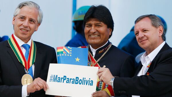 El presidente de Bolivia, Evo Morales (c.), con el vicepresidente Alvaro Garcia Linera (izda.) y el presidente de la Cámara de Senadores, José Alberto Gonzales - Sputnik Mundo