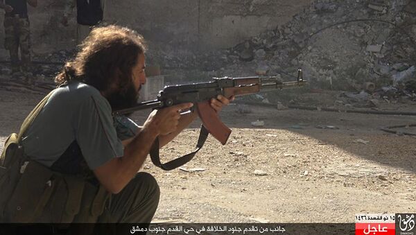 Un militante del Estado Islámico en el barrio Qadam de Damasco, Siria - Sputnik Mundo