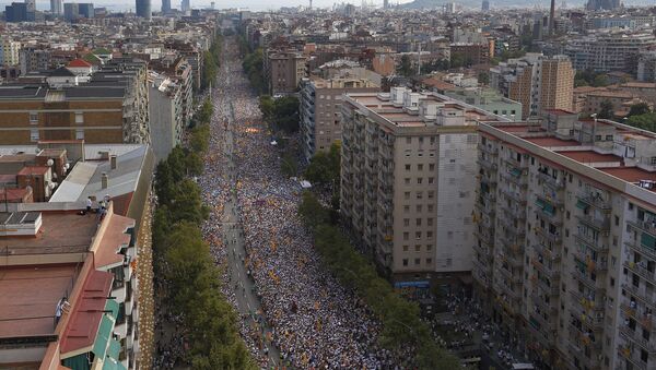 Gente han salido por la Avenida de la Meridiana, celebrando la Diada, Barcelona, Cataluña - Sputnik Mundo