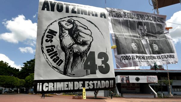 Los pósters de los manifestantes que exigen la justicia en el Caso Ayotzinapa en Plaza Zocalo en Iguala - Sputnik Mundo