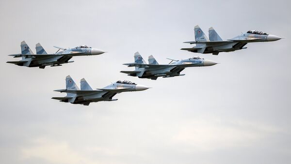 Aviones de combate de Rusia Su-27 y Su-30 (Russia Arms Expo 2015) - Sputnik Mundo