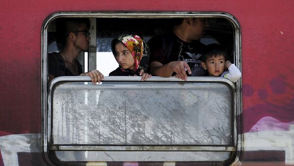 Refugiados en el tren en Macedonia - Sputnik Mundo