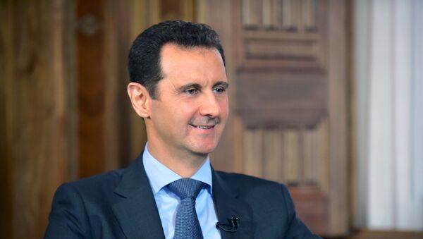 Syria's President Bashar al-Assad answers questions during an interview with al-Manar's journalist Amro Nassef, in Damascus, Syria, in this handout photograph released by Syria's national news agency SANA on August 25, 2015. - Sputnik Mundo