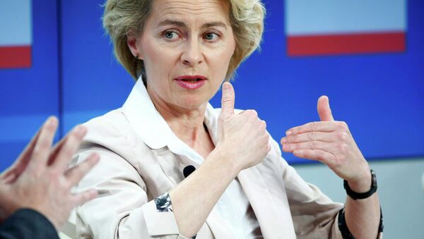 Bundesverteidigungsministerin Ursula von der Leyen - Sputnik Mundo