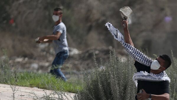 Jovenes palestinos están tirando piedras en las tropas de Israel - Sputnik Mundo