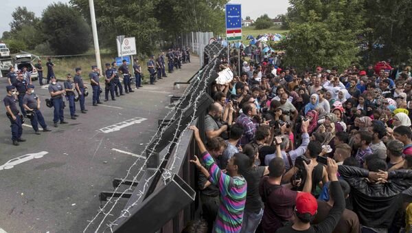 Proteger las fronteras de UE de los refugiados es imposible, dice primer ministro serbio - Sputnik Mundo