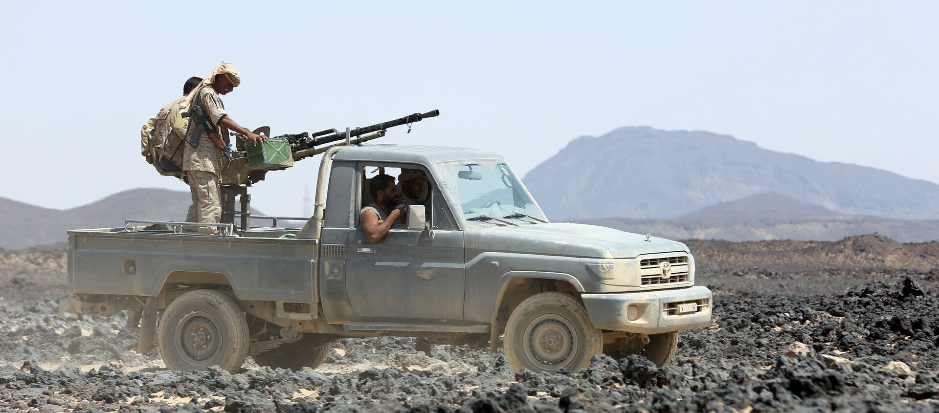 Soldiers loyal to Yemen's government ride on a pickup truck in the frontline province of Marib September 17, 2015.  - Sputnik Mundo, 1920, 10.02.2021