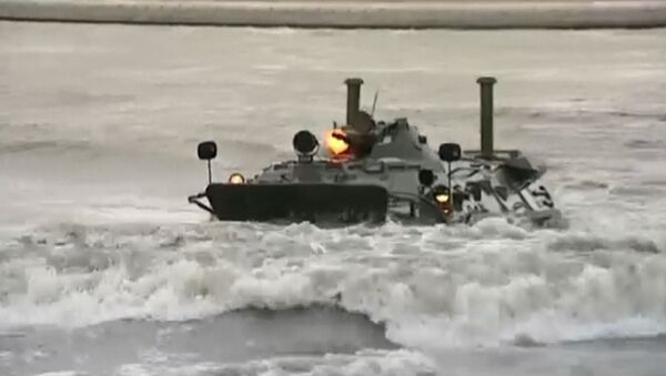 Los blindados BTR-80 no temen al agua - Sputnik Mundo