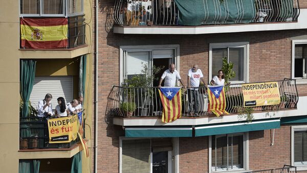 Esteladas (banderas independentistas de Cataluña) estan colgadas sobre los balcónes en Barcelona - Sputnik Mundo