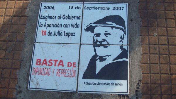 Placa de Jorge Julio Lopéz en la Pirámide de Mayo - Sputnik Mundo