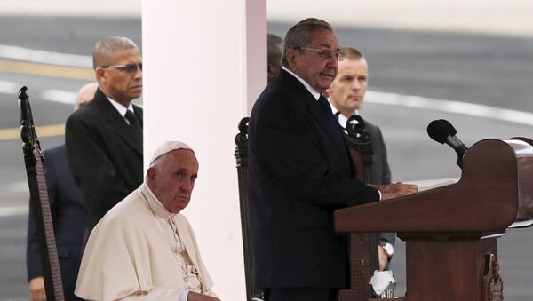 El papa Francisco y presidente de Cuba Raúl Castro - Sputnik Mundo