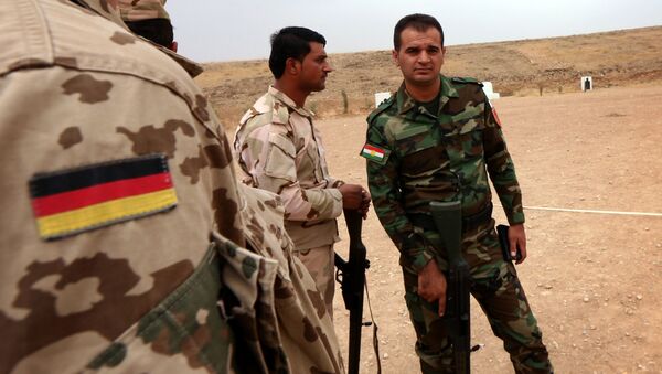 Un experto militar alemano habla con los guerreros curdos de Peshmerga - Sputnik Mundo