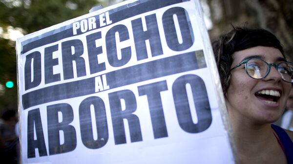 A woman holds a banner that reads in Spanish For the right to abort, during a rally in Buenos Aires, Argentina - Sputnik Mundo