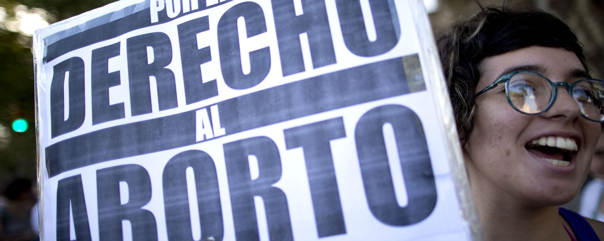 A woman holds a banner that reads in Spanish For the right to abort, during a rally in Buenos Aires, Argentina A woman holds a banner that reads in Spanish For the right to abort, during a rally in Buenos Aires, Argentina - Sputnik Mundo, 1920, 02.12.2021