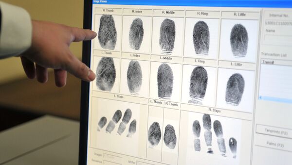 An employee of the Guatemalan Interior Ministry shows how fingerprints are taken during the presentation of the Automated Fingerprint Identification System (AFIS) in Guatemala City - Sputnik Mundo