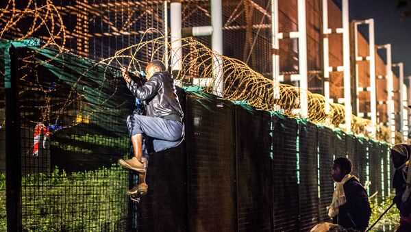 Migrantes tratan de escalar el Eurotúnel para llegar al Reino Unido - Sputnik Mundo