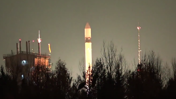 Rusia pone en órbita tres satélites militares mediante el cohete Rokot - Sputnik Mundo