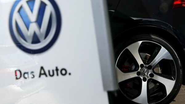 The wheel of a VW auto is seen in the showroom of a Volkswagen dealership in the Queens borough of New York, September 21, 2015 - Sputnik Mundo