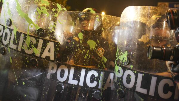 Policíacos de Perú durante las protestaciones antigubernamentales - Sputnik Mundo
