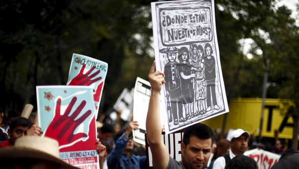 Manifestación en memoria de un año de la masacre de los estudiantes de magisterio rural de Ayotzinapa - Sputnik Mundo