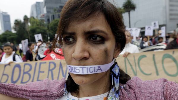 Un año de la masacre de los estudiantes de magisterio rural de Ayotzinapa. Manifestación, Ciudad de México (archivo) - Sputnik Mundo