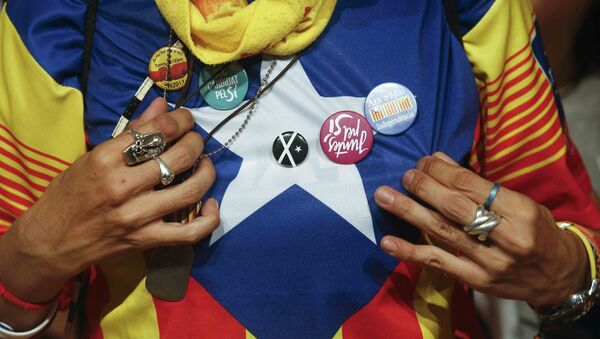 A Junts Pel Si (Together For Yes) supporter displays pins after polls closed in a regional parliamentary election in Barcelona, Spain, September 27, 2015 - Sputnik Mundo