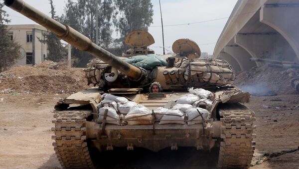 Una soldado del ejército sirio en un tanque en afueras de Damasco - Sputnik Mundo