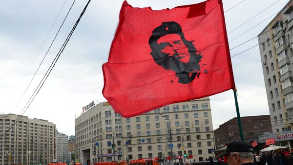 Bandera con el retrato de Ché en el mitin del Partido Comunista ruso en Moscú - Sputnik Mundo